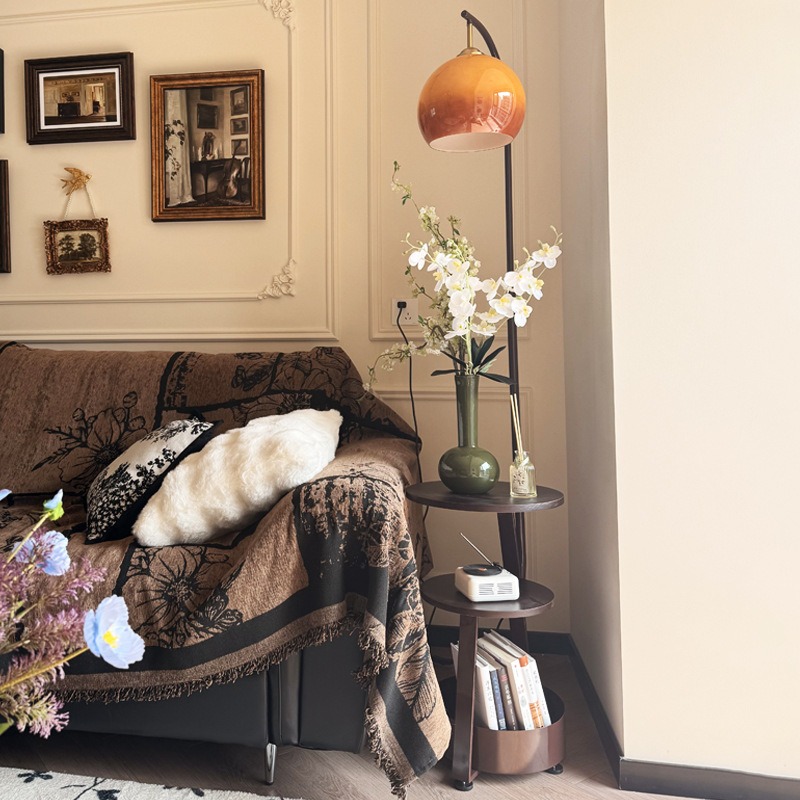 Stehlampe, antiker Nachttisch  – Coffee & Tea Ken'S House Bewertung und Preis